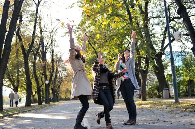 Tre giovani donne che si godono una giornata nella natura