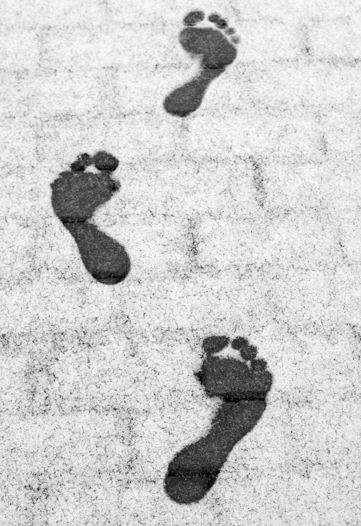 Foto tre impronte di piedi nudi