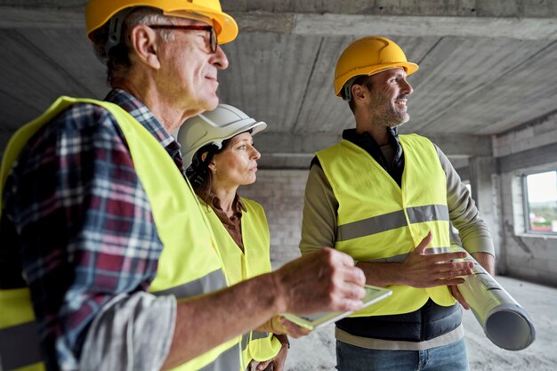 Tre ingegneri caucasici che discutono insieme sul cantiere