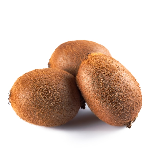 Tre kiwi pieno isolato su sfondo bianco