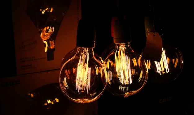 Tre lampadine scarsamente illuminate nella zona scura