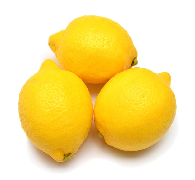 Tre limoni isolati su sfondo bianco. Frutta tropicale. Disposizione piatta, vista dall'alto
