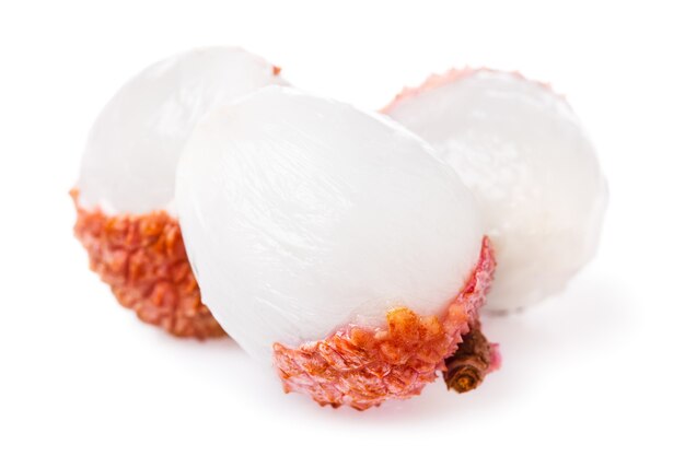 Tre litchi cinesi isolati su sfondo bianco, primo piano