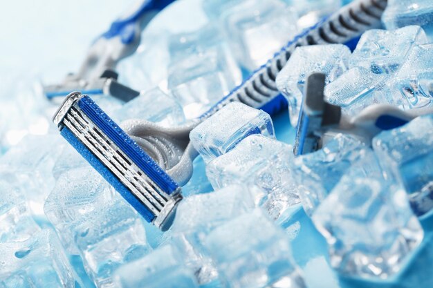 Tre macchine da barba su uno sfondo blu gelido con ghiaccio Il concetto di pulizia