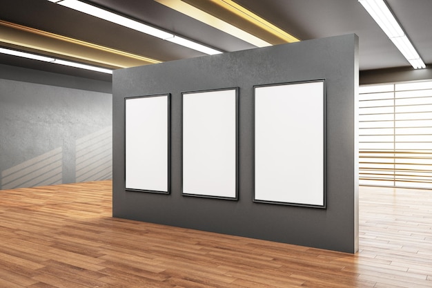 Tre manifesti bianchi sulla parete grigia in una sala spaziosa contemporanea