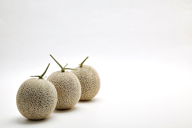 Tre melone cantalupo su bianco