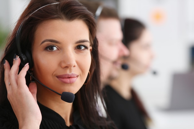 Tre operatori di call center al lavoro