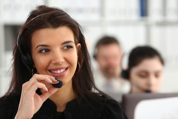 Tre operatori di servizi di call center al lavoro