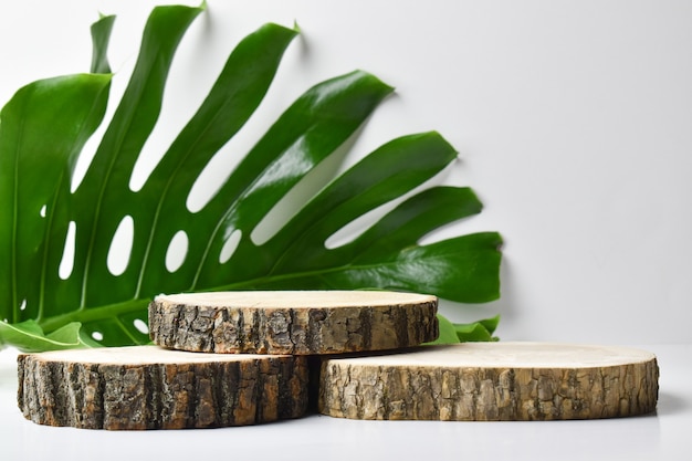 Tre palchi in legno su telo con mostri per la presentazione di prodotti eco-compatibili
