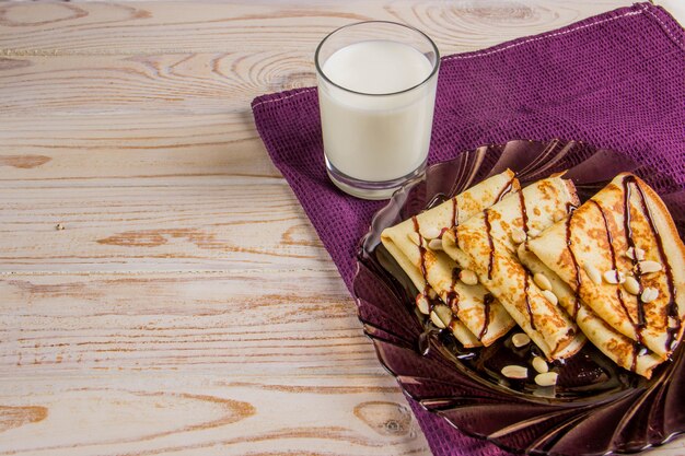 Tre pancake su un piatto con salsa di cioccolato