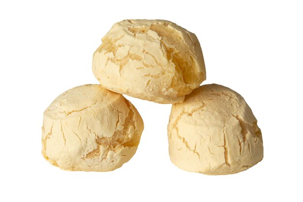 tre pao de queijo o pane al formaggio isolato su sfondo bianco