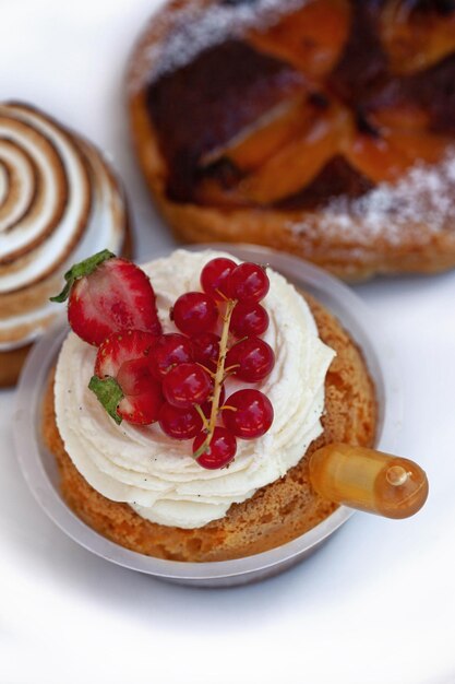 Tre pasticcini su un piano di lavoro bianco