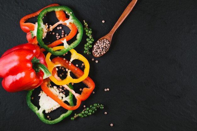 Tre peperoni dolci su un fondo di legno, cottura insalata di verdure