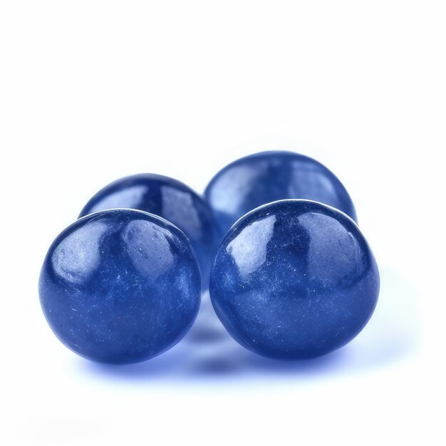 Tre perline blu con gocce d'acqua sopra, una delle quali è blu.