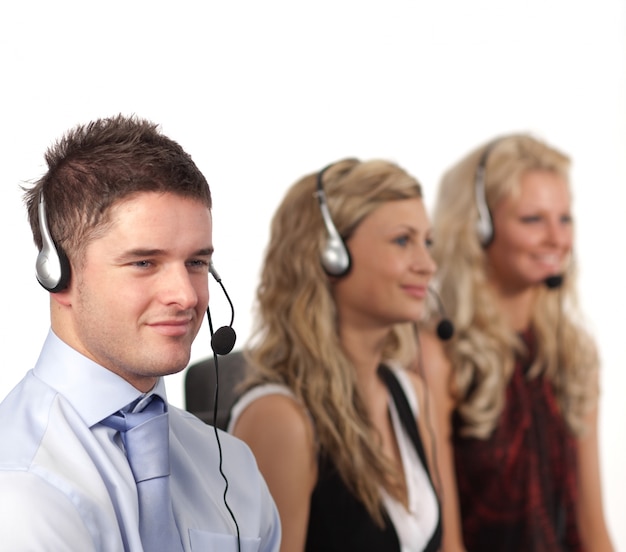 Tre persone in un call center