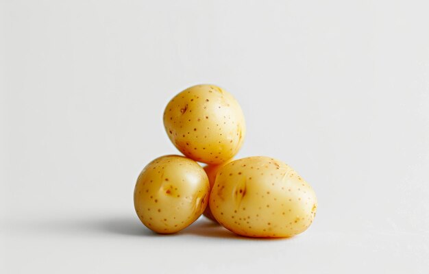 Tre piccole patate su sfondo bianco