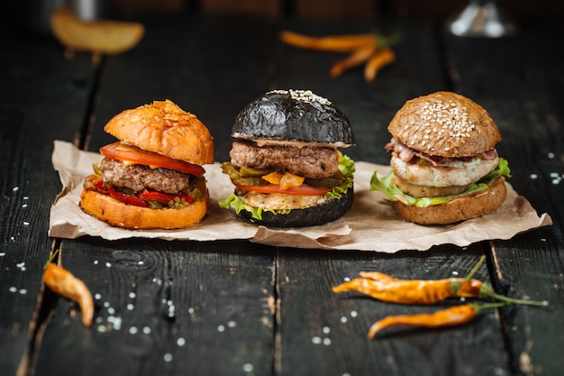 Tre piccoli hamburger sul tavolo di legno scuro