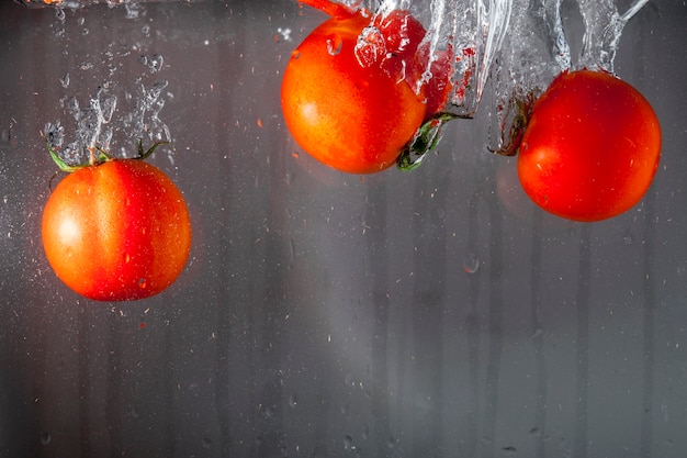 Tre pomodori gettati in acqua