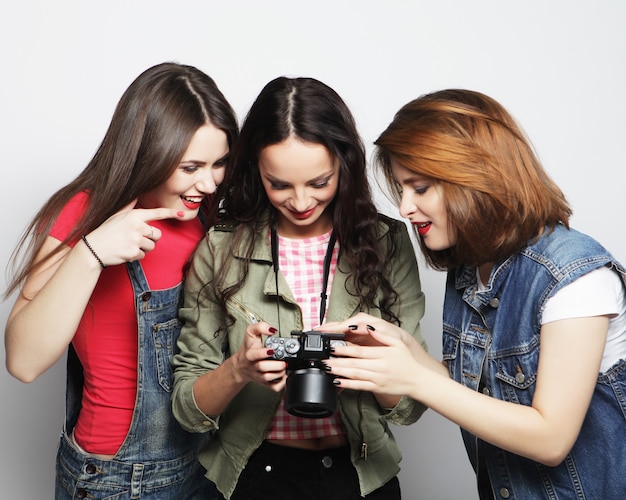 Tre ragazze che guardano la telecamera