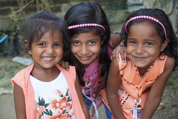 Tre ragazze sono con le faccine sorridenti