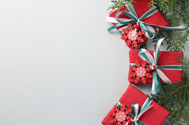 Tre regali di Natale in carta rossa con nastri su superficie bianca. Regali per le vacanze di Natale. Carta di vacanza. Copyspace