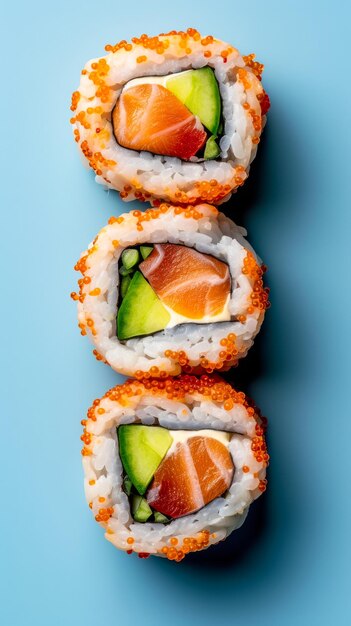 tre rotoli di sushi che sembrano carini