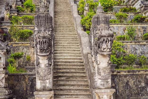 Tre scale di pietra nel bellissimo tempio di Pura Lempuyang Luhur Paesaggio estivo con scale per il tempio Portali di Paduraksa che segnano l'ingresso al santuario centrale jaba tengah di Pura Penataran Agung Bali