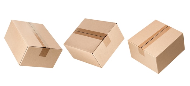 Tre scatole di cartone chiuse levitanti da diverse angolazioni su uno sfondo bianco isolato