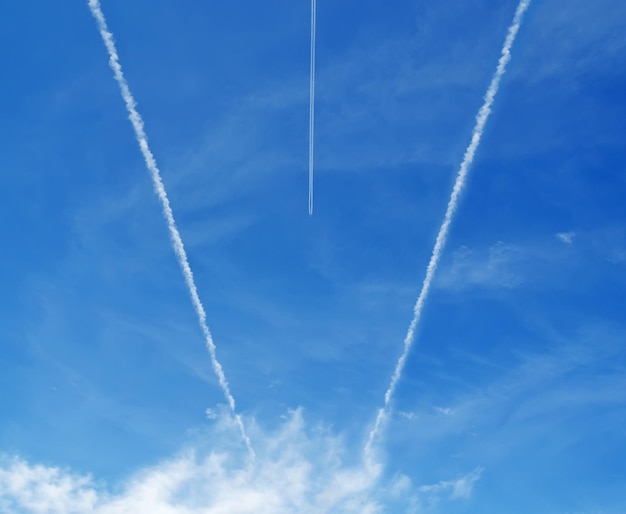 Tre scie chimiche e cielo blu