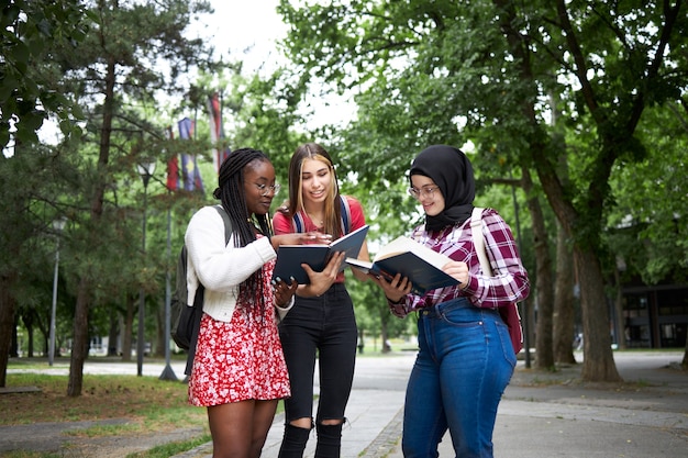 Tre studentesse al campus