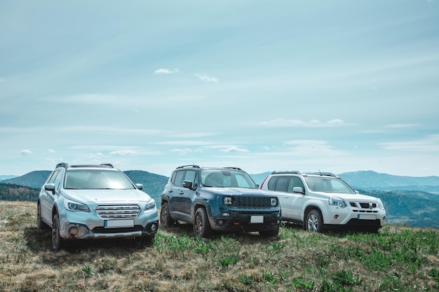 Tre suv in cima alle montagne