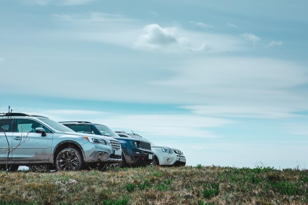 Tre suv in cima alle montagne