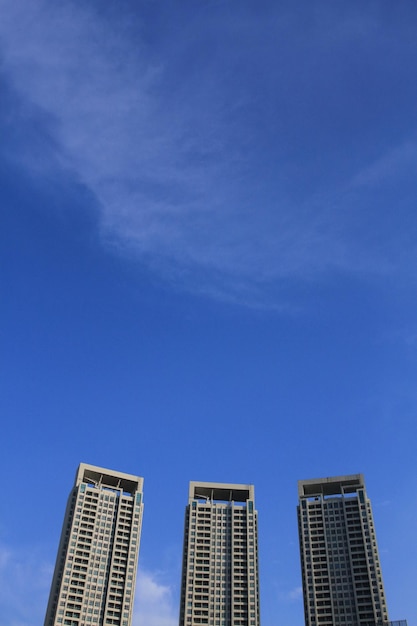 Tre torri dell'hotel con il fondo del cielo blu