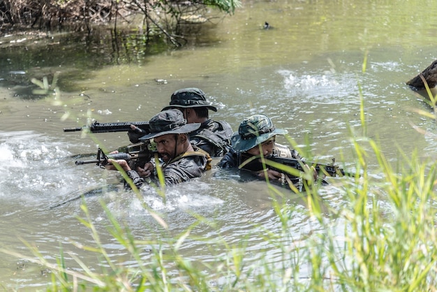 Tre ufficiali militari sono emersi dall'acqua per attaccare il nemico