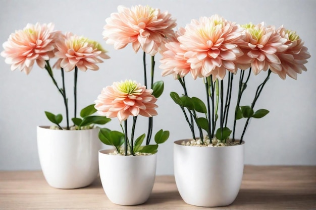 tre vasi bianchi con fiori rosa dentro