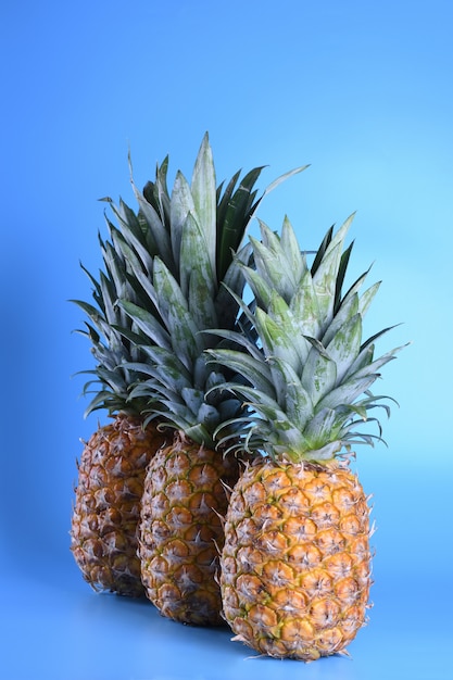 Tre vicino ananas