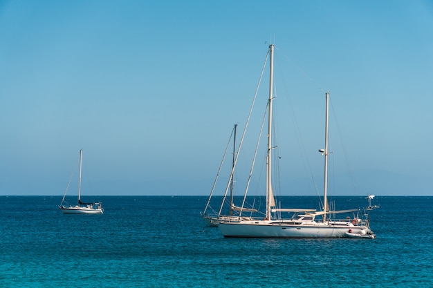 Tre yacht ancorati nel mare blu