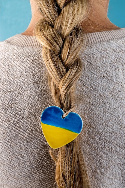 Treccia da donna con cuore nei colori patriottici della bandiera ucraina giallo e blu Ferma la guerra in Ucraina Aiuta a salvare la nazione ucraina