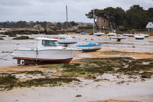 Tregastel. Barche con la bassa marea sulla costa della Bretagna, Francia