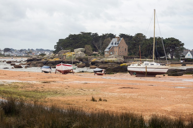 Tregastel. Barche con la bassa marea sulla costa della Bretagna, Francia