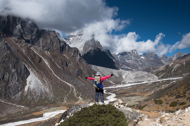 Trekker Trek sul campo base più nuovo 3 passa da Lobuche a Gokyo, in Nepal in inverno