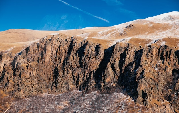 Trekking in montagna Paesaggi montani e percorsi offroad in auto oa piedi vista del canyon dalla strada