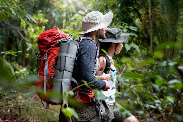 Trekking in una foresta