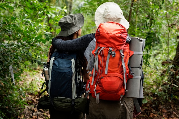 Trekking in una foresta