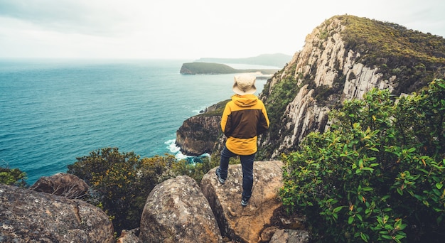 Trekking nella penisola di Tasman, Tasmania, Australia.