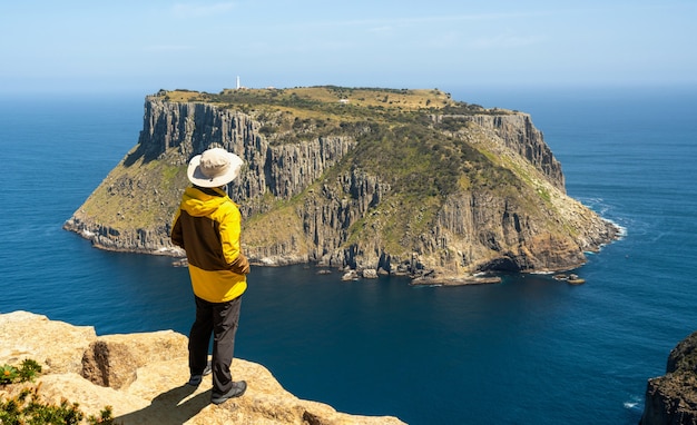 Trekking nella penisola di Tasman, Tasmania, Australia.