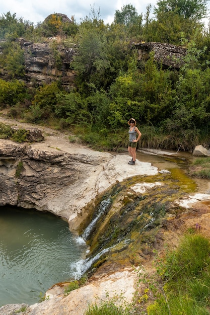 Trekking tra i villaggi di Las Latas a Larrede vicino a Sabinanigo vicino a una cascata dei Pirenei