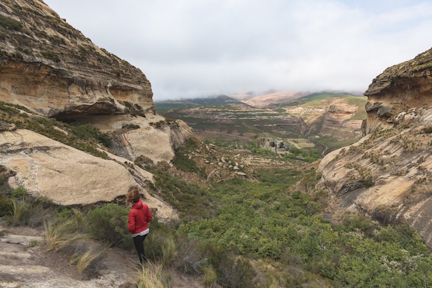 Trekking turistico sulla traccia contrassegnata nel Golden Gate Highlands National Park, Sudafrica.