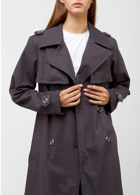 Trench femminile. Colore carbone Isolato su bianco