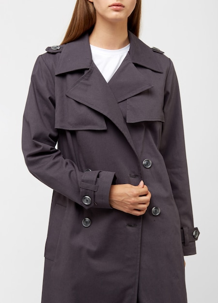 Trench femminile. Colore carbone Isolato su bianco